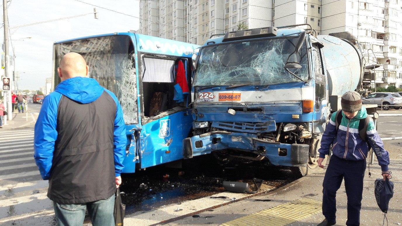 Два человека пострадали после ДТП с автобусом и бетономешалкой в Зеленограде Два человека пострадали после ДТП с автобусом и бетономешалкой в Зеленограде