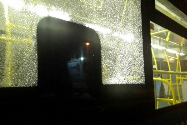 Разбитое после обстрела стекло в автобусе на Филаретовской улице. Фото Дмитрия Юденича из сообщества «ЗелАО AUTO | Зеленоград» в сети «ВКонтакте»