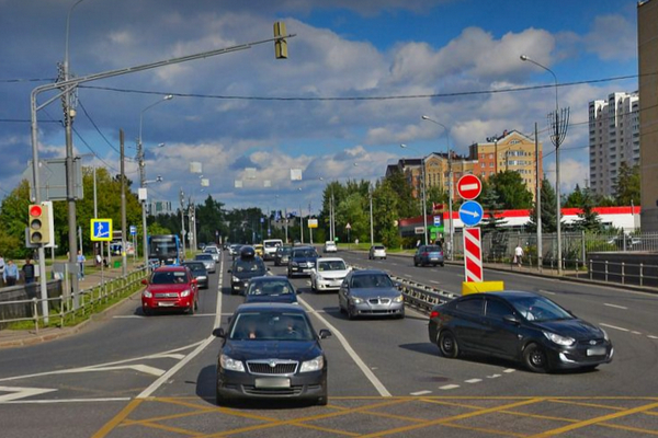 Перекресток Панфиловского проспекта и улицы Каменка. Фрагмент панорамы с сервиса «Яндекс.Карты»