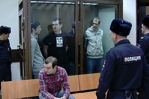 Участники ОПГ в зале Зеленоградского районного суда. Кадр съемки ФСКН