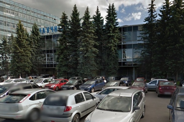 Парковка перед зданием «Научного центра» на Озерной аллее. Фрагмент панорамы с сервиса Google Maps