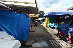 Закрытые торговые ряды на зеленоградском рынке. Фото Наталии Шпары из сообщества «ЗелАО AUTO | Зеленоград» в сети «ВКонтакте»