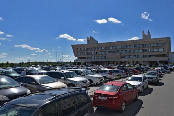 Парковка на Центральной площади. Фрагмент панорамы с сервиса Яндекс.Карты