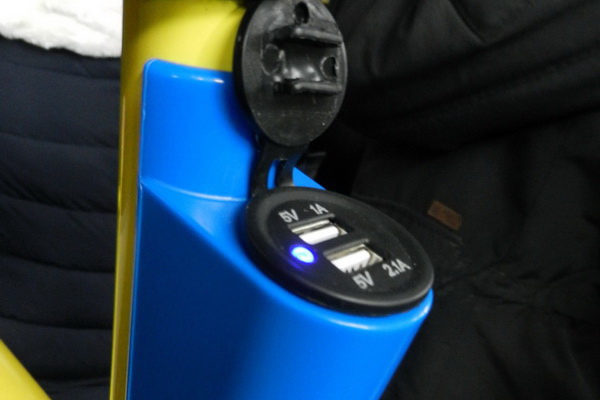 Зарядное устройство в салоне автобуса. Фото «Зеленоград24»