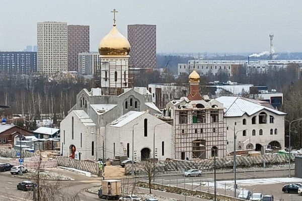 Строящийся храм в 17-м микрорайоне. Фото со страницы храма в сети «ВКонтакте»