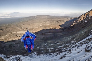 Прыжок с Килиманджаро. Фото Thomas Senf с сайта redbull.com