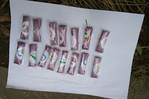 Изъятые свертки с наркотиками. Фото УВД Зеленограда