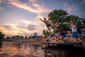 «Ватерджамп» на пруду Ангстрем в 2013 году. Фото Максима Федорова со страницы мероприятия «ВКонтакте»