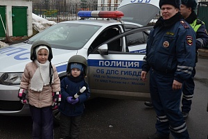 Автоинспекторы познакомили дошколят со специальной техникой. Фото ГИБДД Зеленограда