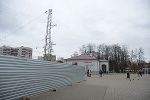 Огороженная территория под стройгородок на Привокзальной площади. Фото «Зеленоград24»