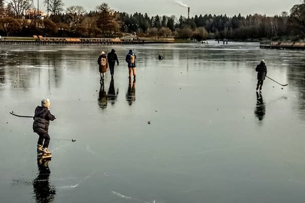 Подростки на Большом городском пруду. 