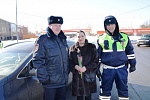 Зеленоградские автоинспекторы поздравили женщин-водителей с 8 Марта