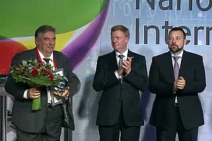 Виктор Быков (слева) на церемонии вручения премии. Фото: zelao.ru