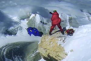 Прыжок Розова с высоты 7700 метров. Кадр из видео: RedBull