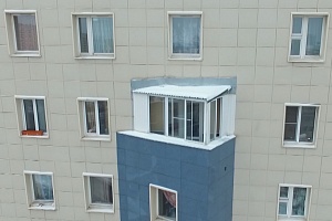 Балкон-самострой в корпусе 251. Фото: 360tv.ru